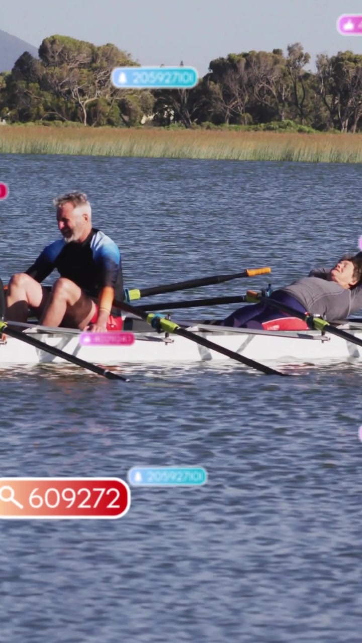 Vertikal video: Trænende roere på glidende sæder sidder op og griner med emblemer over båden 609272