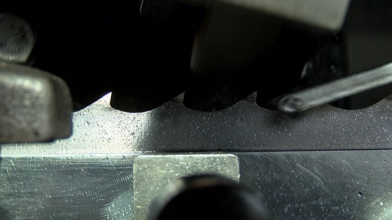 밴드 톱이 자동으로 날카롭게