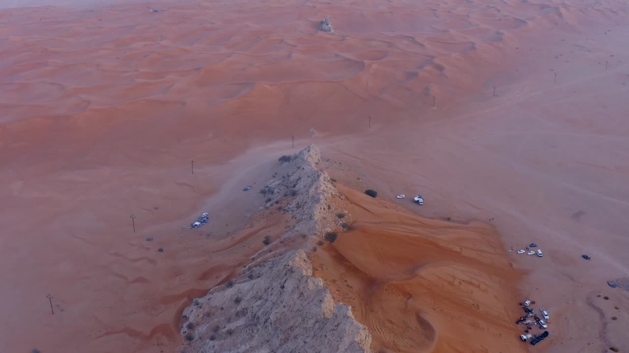 4k 드론 영상, 모래 파동과 함께 mleiha 사막의 화석 암석 고원의 공중 광경, 아랍에미리트의 모래 언덕 사막의 스핑크스의 지질적 풍경, 드론 비디오