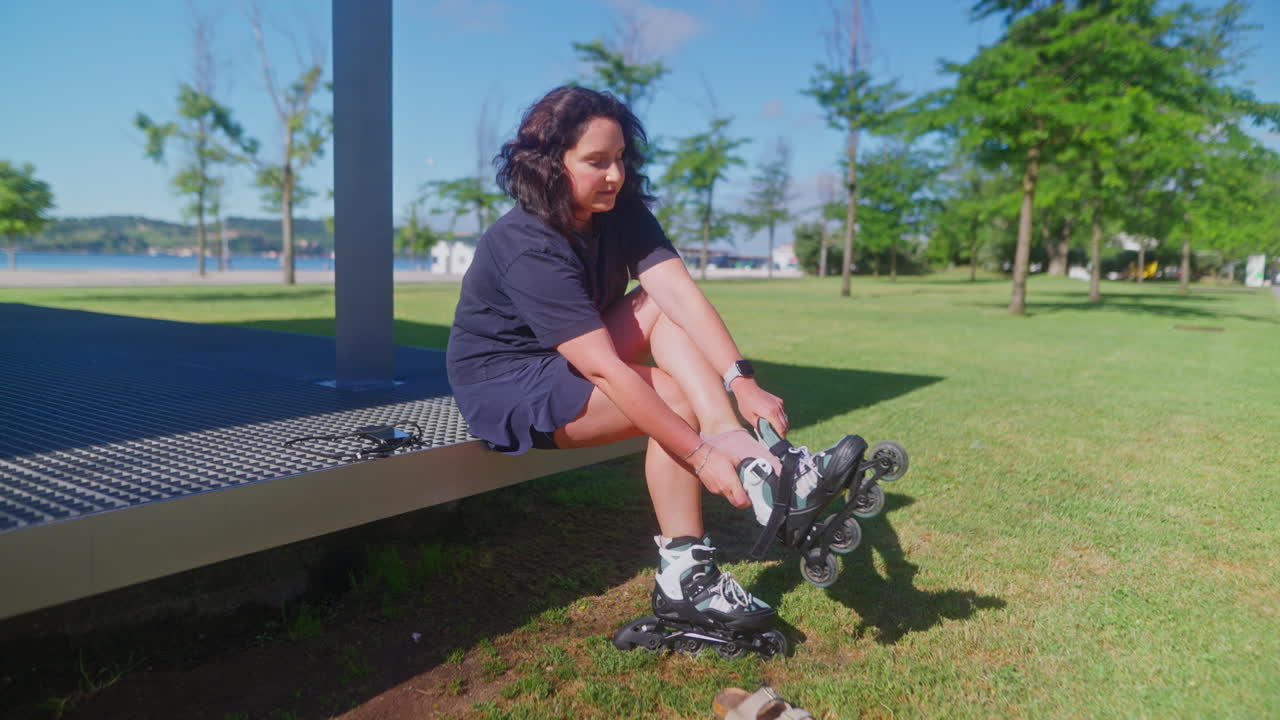공원 에서 롤러 스케이트 를 착용 하는 여자