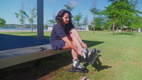 mujer poniendo patines en un parque