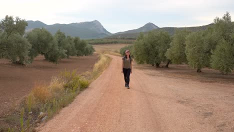 Mujer-Asiática-Cerca-De-Olivos