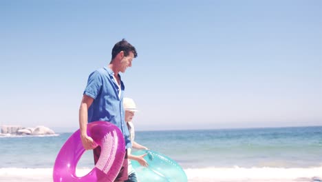 Familie-Geht-An-Den-Strand