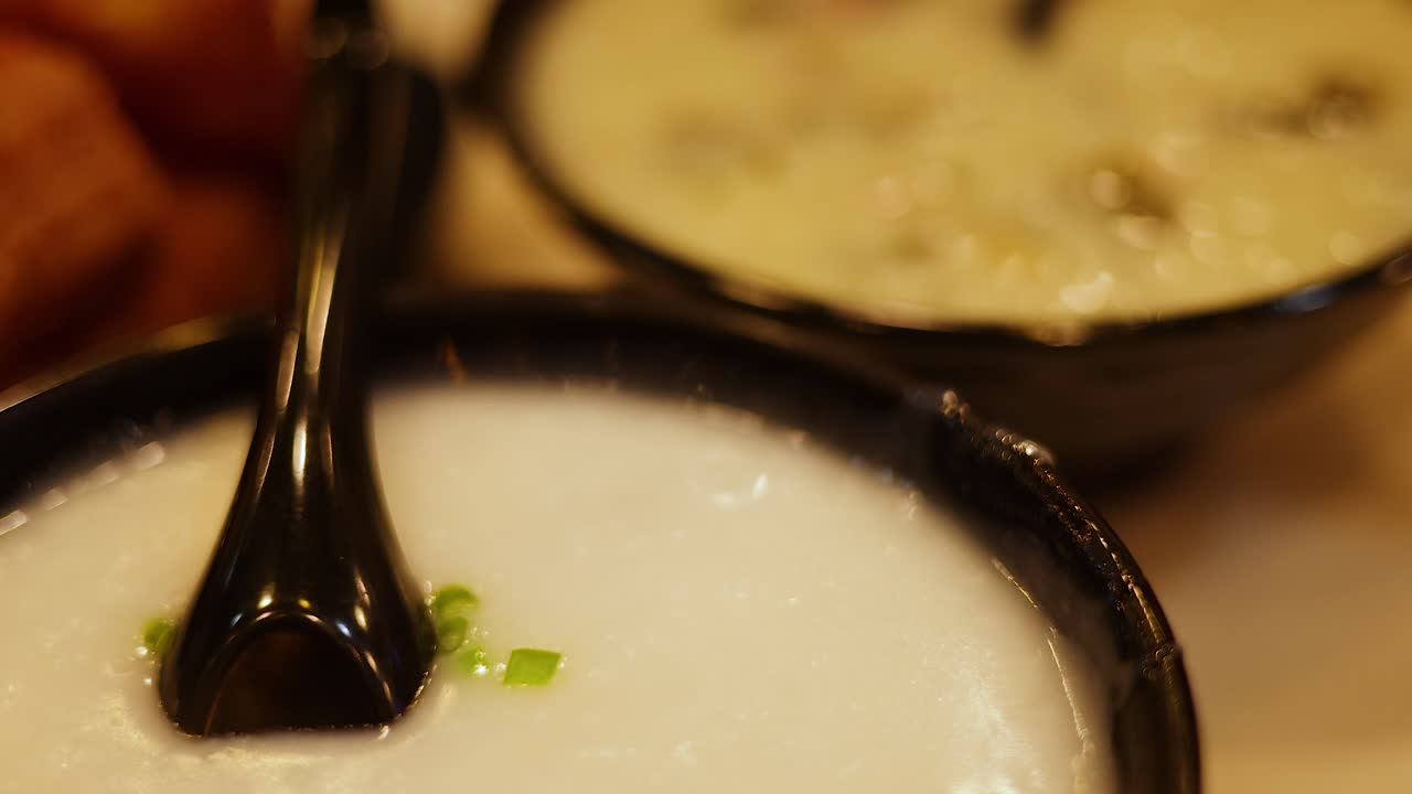 desayuno tradicional con avena y masa frita