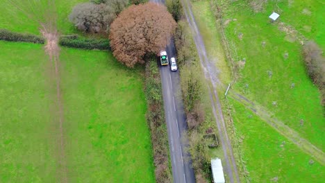 Coches-Circulando-Por-Las-Carreteras-Rurales-Del-Reino-Unido.