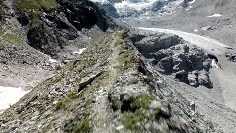 Sehr-Schnelles-Fpv-Aus-Der-Luft-Wie-Ein-Schuss,-Der-Sich-Vorwärts-Bewegt-Und-Die-Form-Des-Berges-In-Zinal,-Schweiz,-Nachzeichnet