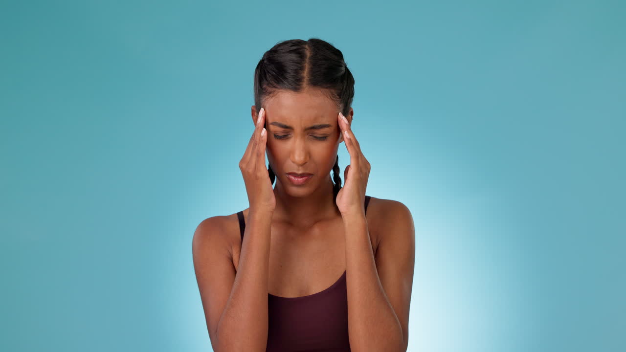 dolor de cabeza, mujer y dolor en el estudio con estrés