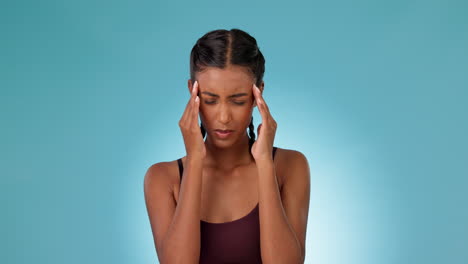 dolor de cabeza, mujer y dolor en el estudio con estrés