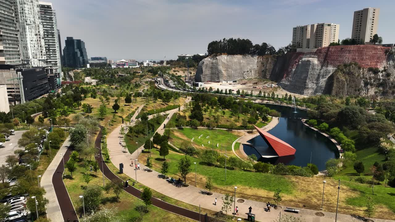 멕시코 주 산타페 의  ⁇ 빛 날씨 에 라 멕시코나 공원 주위 를 날아다니는 항공 사진