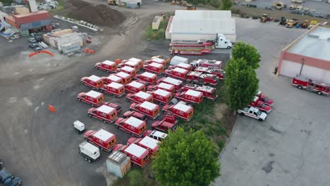 Vista-Aérea-De-Los-Vehículos-Del-Departamento-De-Bomberos