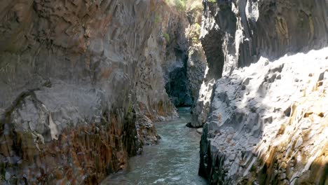 Fliegen-Im-Alcantara-River-Gore-Auf-Sizilien-Ohne-Menschen,-Drohne-Fliegt-Rückwärts