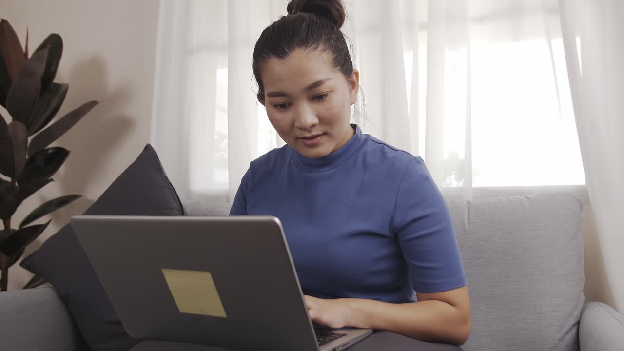 프리랜서 여성은 집중해서 열심히 일하고 자신의 사업에서 행복하게 성공합니다