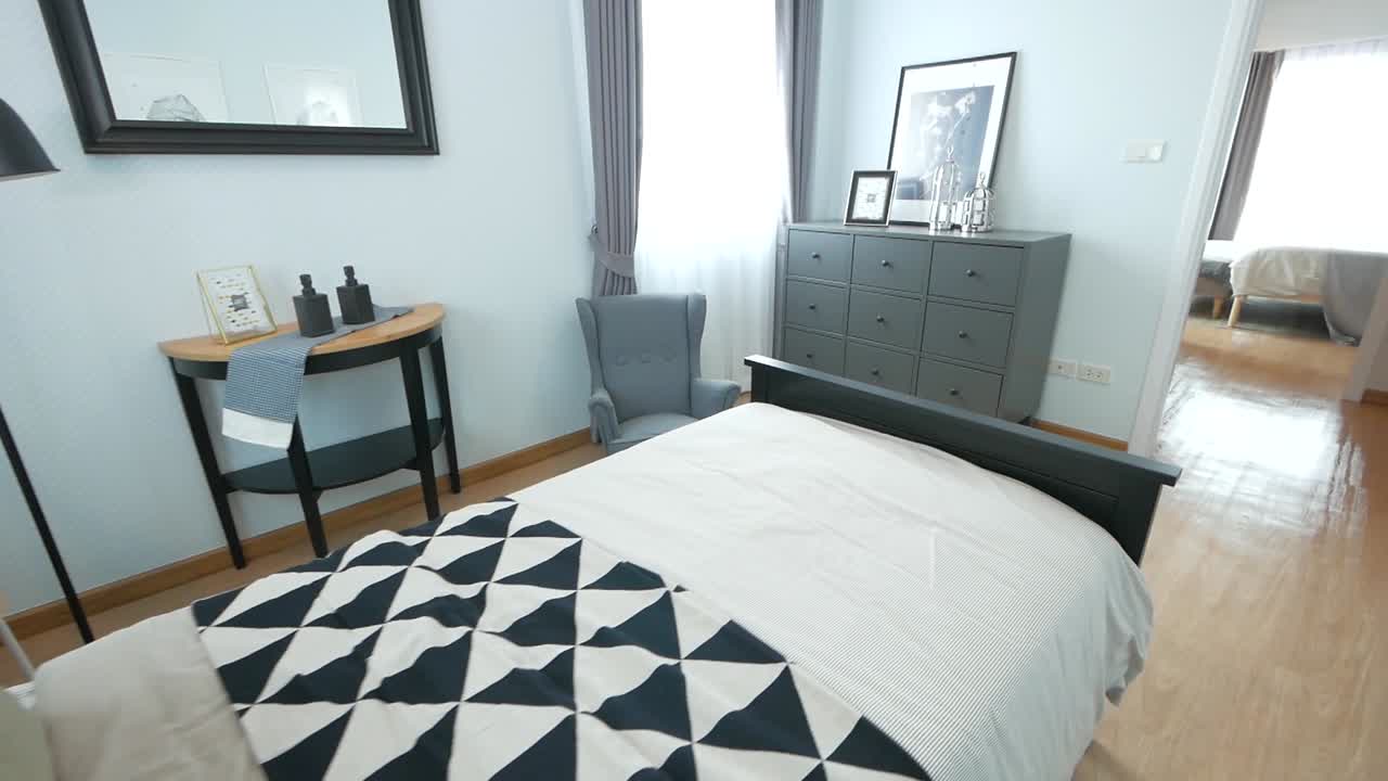 acogedor dormitorio en blanco y negro con una cama individual decorada con muebles elegantes