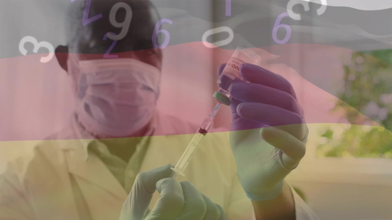 Animazione di numeri e bandiera tedesca su un medico maschio anziano afroamericano che tiene un vaccino.