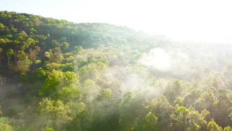 Hermosa-Antena-De-Niebla-Por-La-Mañana-Temprano-En-Los-Apalaches,-Virginia-Occidental-1