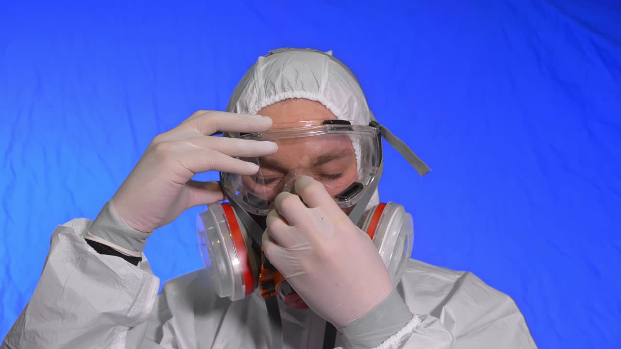 científico virólogo en respirador. hombre mira de cerca, usando una máscara médica de protección. concepto de seguridad de la salud n1h1 epidemia de coronavirus 2019 ncov.