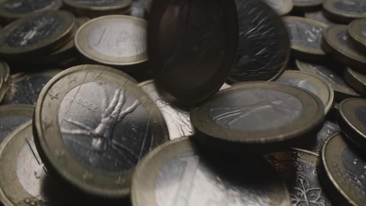 dinero de la unión europea. monedas de euro cayendo