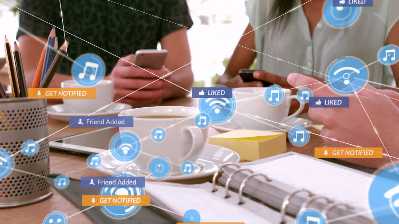 스마트 폰을 사용하는 다양한 사람들을 통해 소셜 미디어 아이콘과 연결 네트워크의 애니메이션