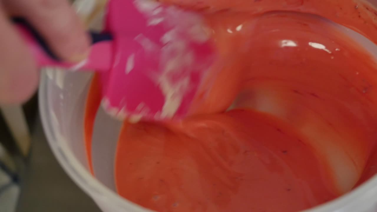 Mescolare ingredienti per un dessert rosa