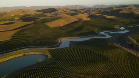 Lago-Y-Río-Hechos-Para-Regar-Viñedos-En-Nueva-Zelanda-Famosa-Región-Productora-De-Vino-De-Marlborough---Panorámica-Aérea