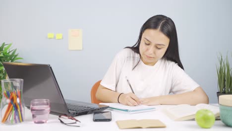 la estudiante con un problema de tiempo es quisquillosa.