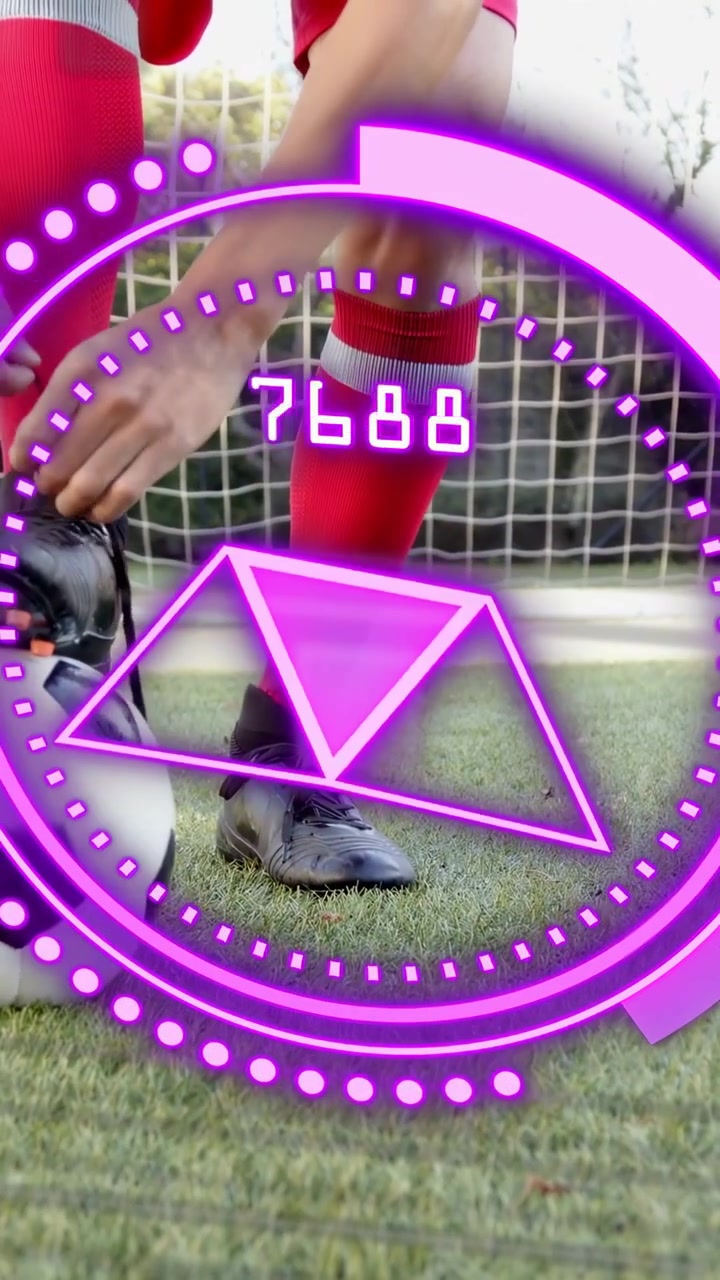 Vídeo vertical: Jovem jogador de futebol dominando a bola, HUD roxo sendo atualizado e amarrando os cadarços para o treino.