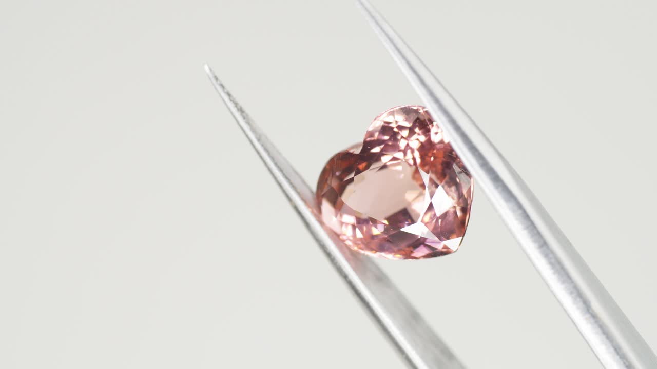 심장 모양의 투르말린과 함께 온라인 보석 쇼핑