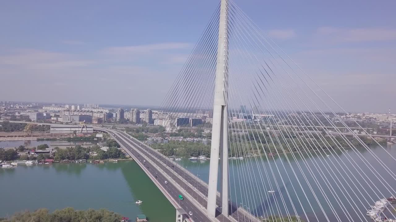 increíble foto aérea reveladora de 4k del río sava y el puente ada en belgrado