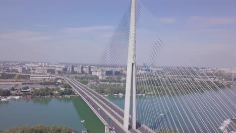 Unglaublich-Aufschlussreiche-4K-Luftaufnahme-Des-Flusses-Sava-Und-Der-Ada-Brücke-In-Belgrad