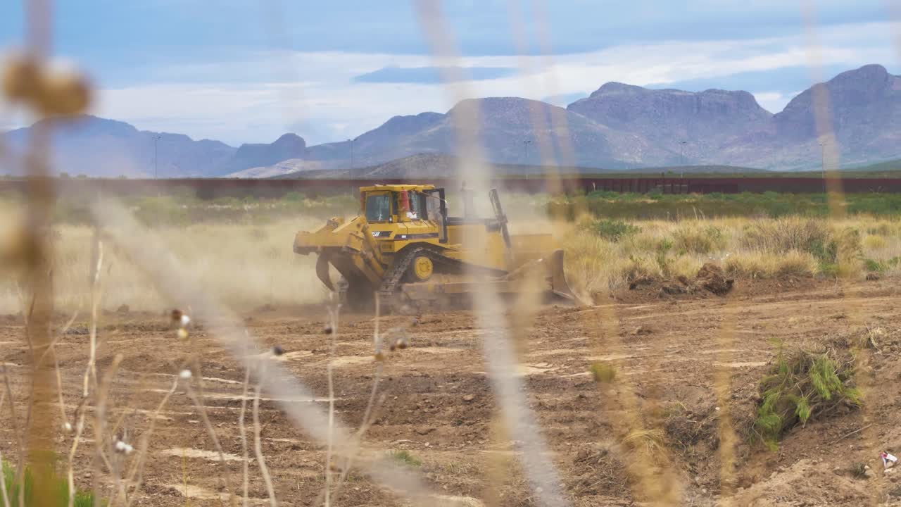 máquina excavadora de orugas amarillas en un paisaje sucio desierto