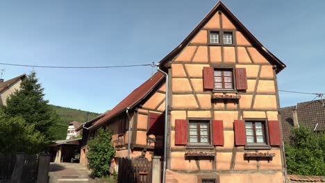 Hunawihr-Es-Una-Comuna-En-El-Departamento-De-Alto-Rin-En-Grand-Est,-En-El-Noreste-De-Francia,-Llena-De-Coloridas-Casas-Con-Entramado-De-Madera.