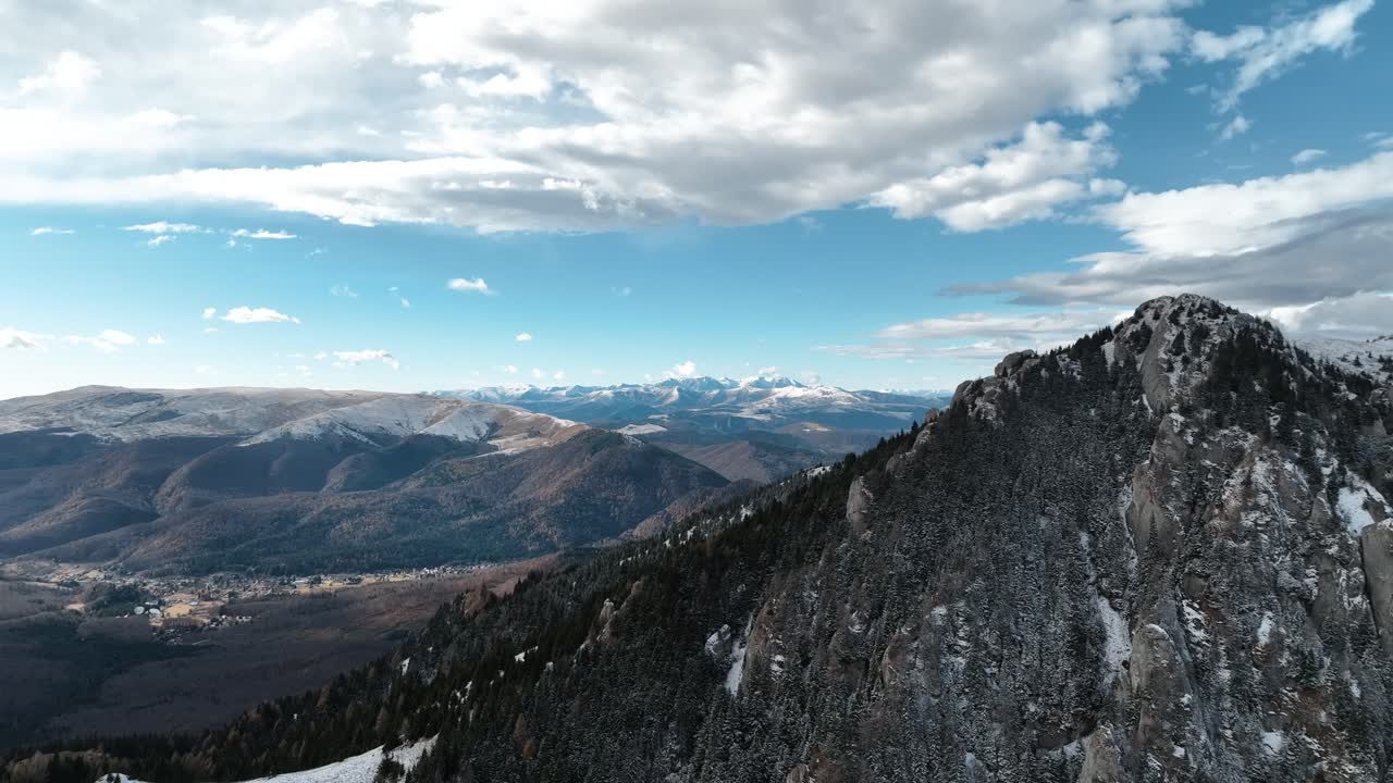 Riprese aeree di una montagna in Romania