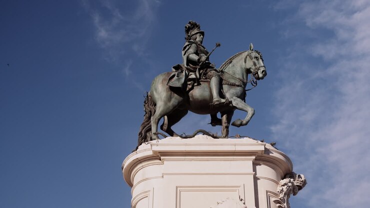 Statua equestre su piedistallo