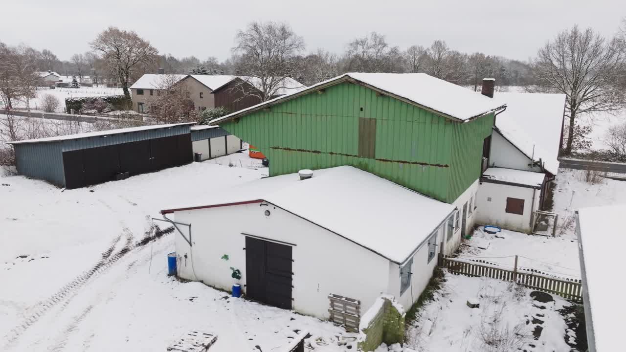 독일 북부 에서 말 들 이 있는 눈 인 농장 의 공중 사진