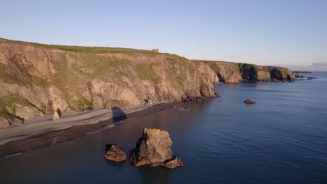 Drohne-Fliegt-über-Meer-Und-Klippen-Zur-Alten-Kupfermine-In-Den-Kupferminen-Von-Tankardstown,-Waterford,-Irland