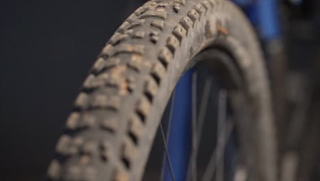 cerca de un neumático de bicicleta