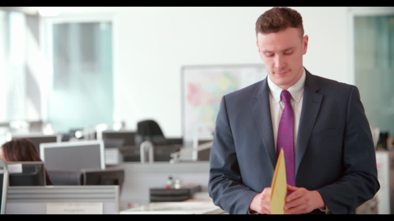 관리자가 오픈 플랜 사무실에서 동료들과 대화하고 있습니다.