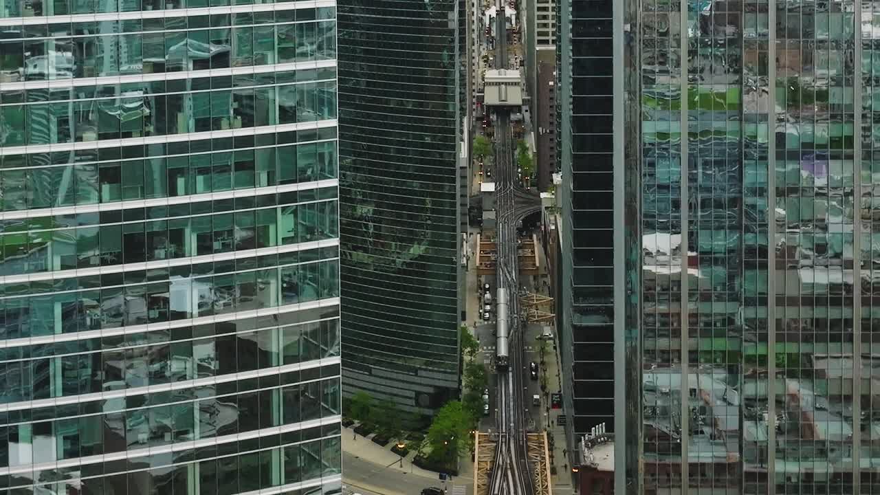 Vista Aérea de Telhado Industrial e Área de Estacionamento