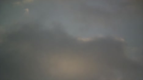 timelapse, nubes oscuras en el cielo azul con tormenta