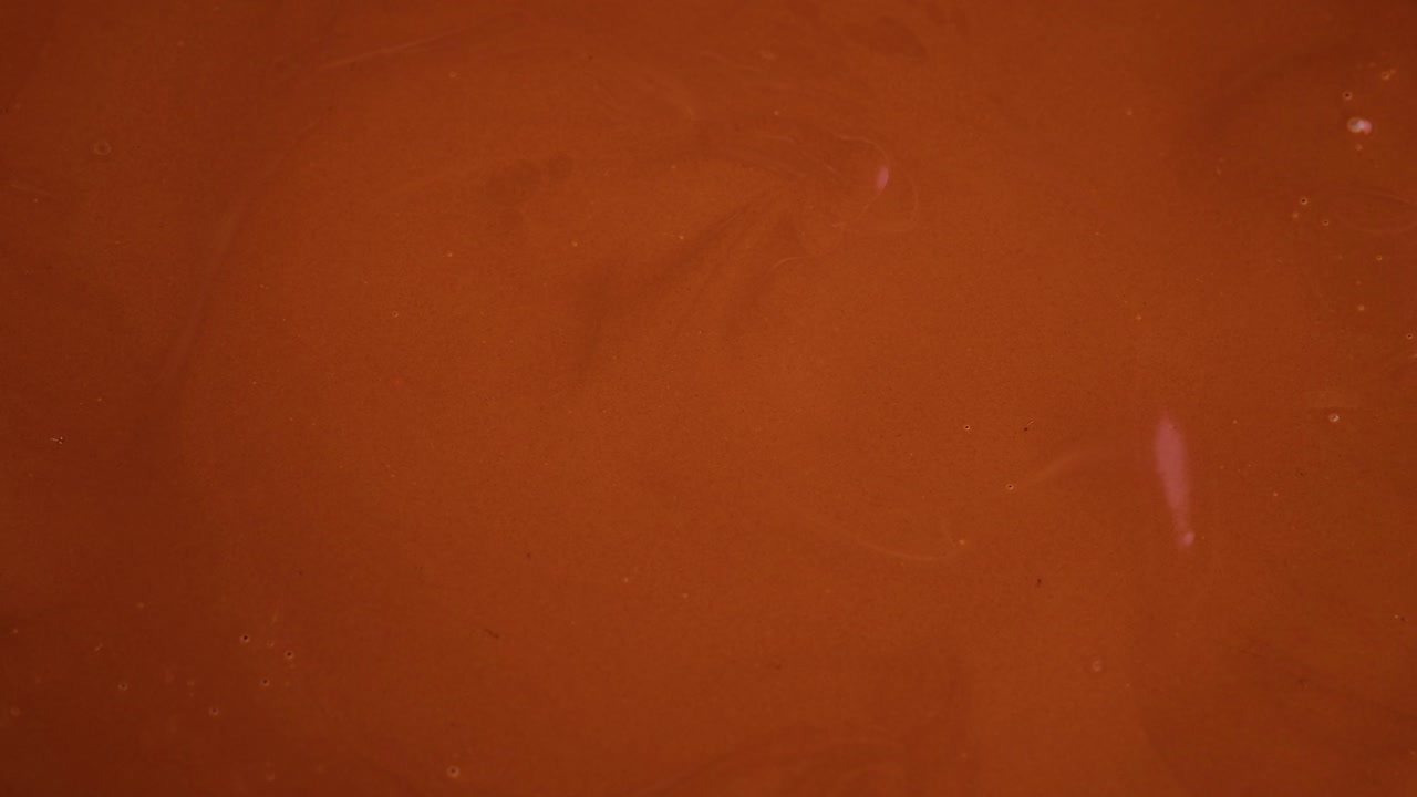 las rebanadas de plátano caen en el chocolate derretido