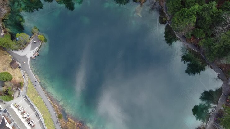 Vista del Parco Naturale Blausee in Svizzera, riprese drone 4K
