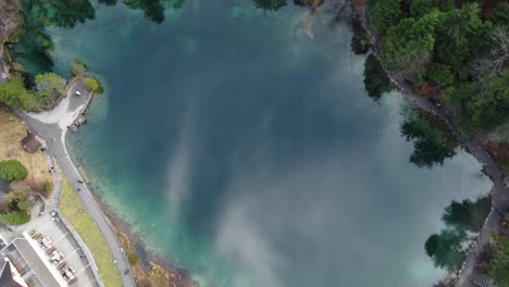 Blick-Auf-Den-Naturpark-Blausee-In-Der-Schweiz,-4K-Drohnenaufnahme