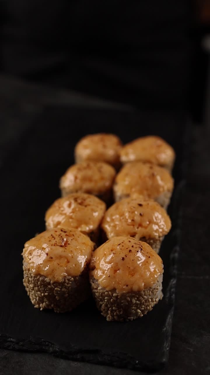 deliciosos rollos de sushi de salmón