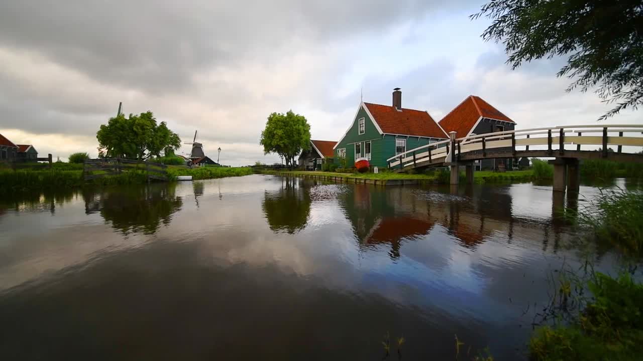 edificio de la fábrica de queso en zaanse schans reflejado en las tranquilas aguas del canal, en zaandam, neterlands
