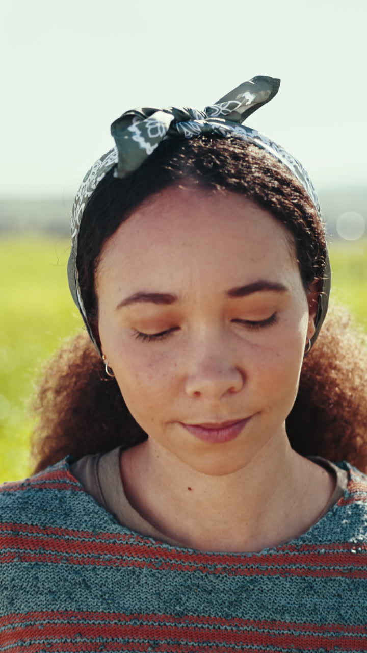 primer plano, mujer y cara con sonrisa en el campo