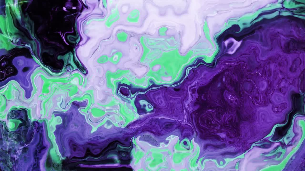 Анимация яркой фиолетовой и зеленой жидкости, струящейся в гипнотическом движении
