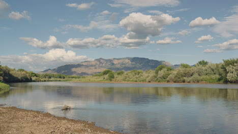 una toma constante del río río grande en albuquerque, nuevo méxico