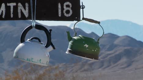 Teekannen-Hängen-An-Einem-Schild-Im-Death-Valley-Nationalpark