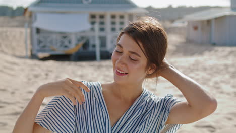 Chica-Atractiva-Riendo-Playa-En-La-Orilla-Casas-Primer-Plano.-Feliz-Hermosa-Mujer