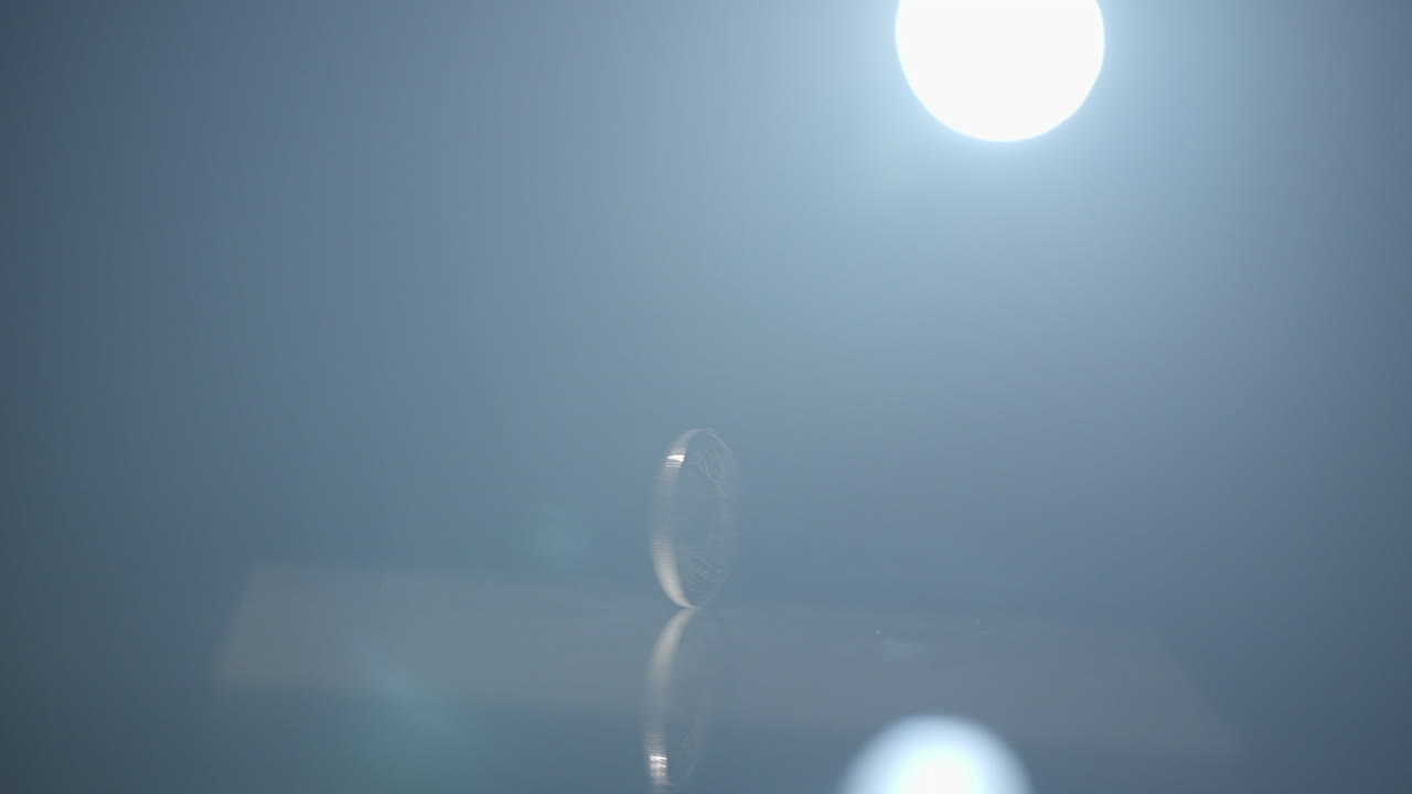 흡연 빛에서 회전하는 에테리움 동전